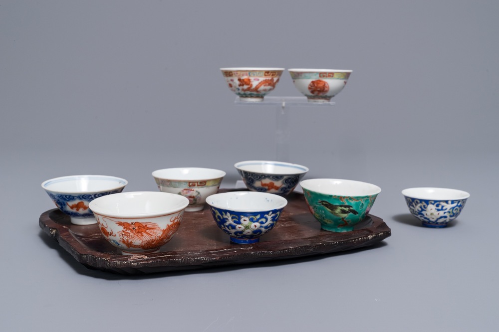 Negen diverse Chinese wijnkoppen op een gegraveerde houten plateau, 19/20e eeuw